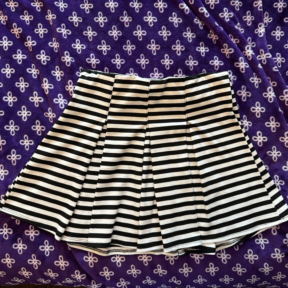 Black and cream stripped pleated mini skirt. Worn twice